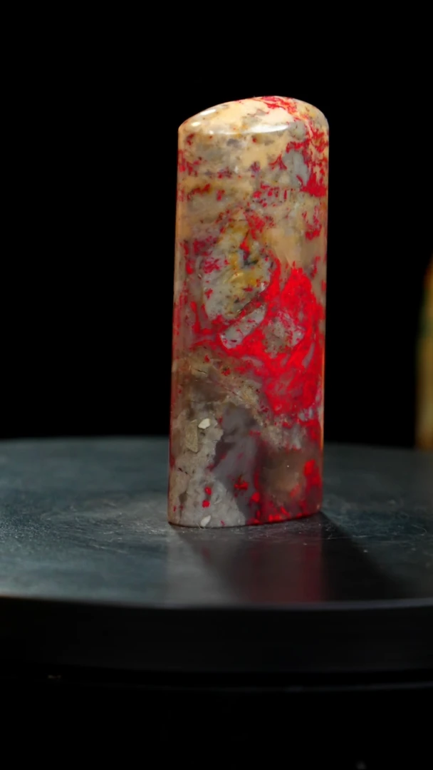 鸡血石牛角冻鸡血石