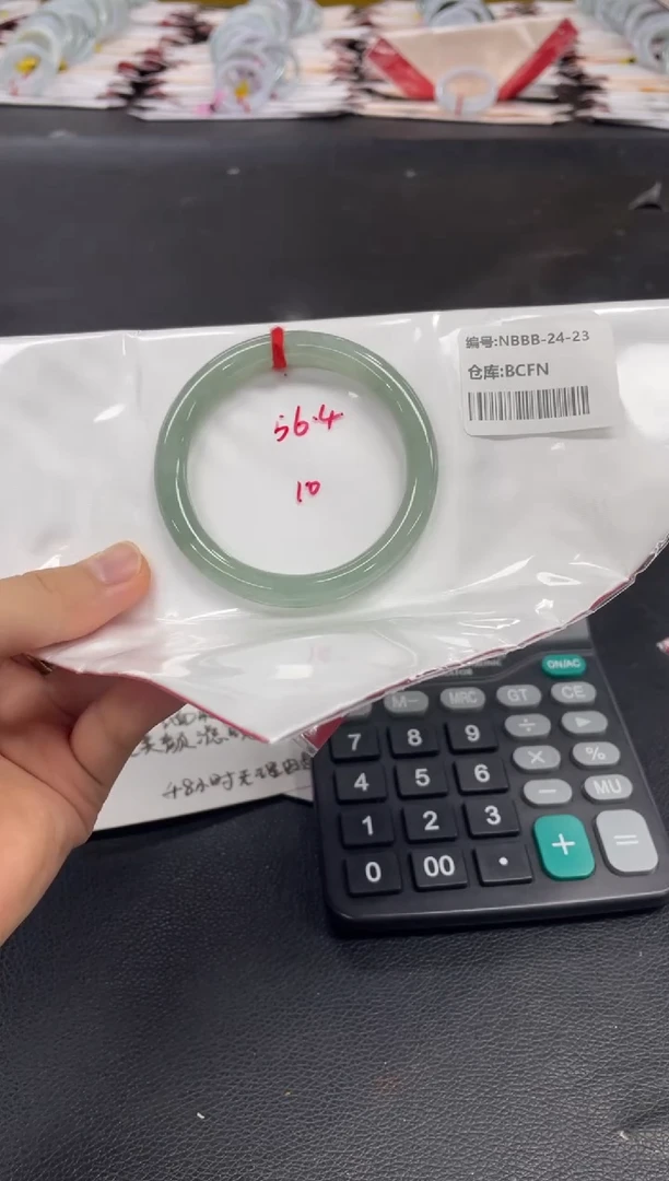 翡翠手镯未镶嵌翡翠手镯
