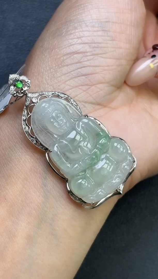 颈饰18K金镶嵌翡翠观音