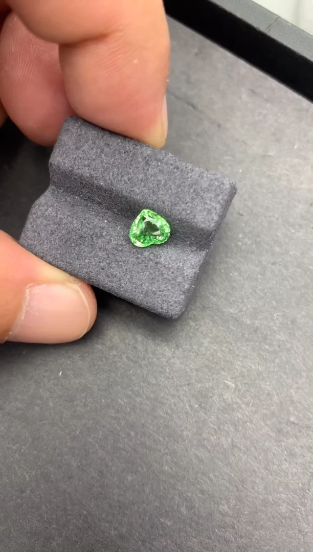 【闪购商品】石榴石（沙弗莱）裸石未镶嵌1.06克拉