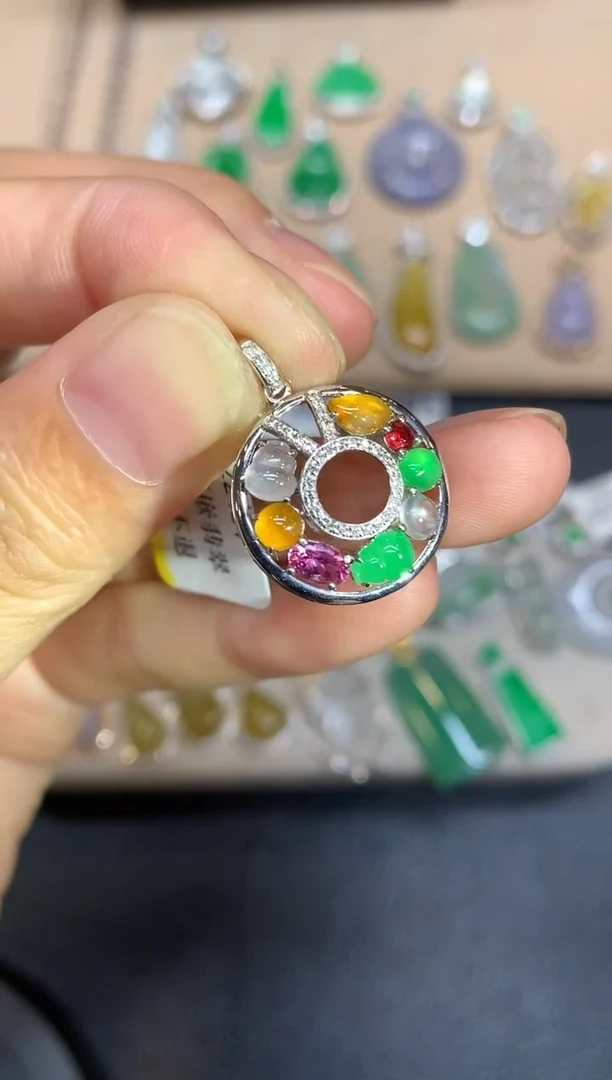 颈饰18K金镶嵌翡翠多宝【无服务费