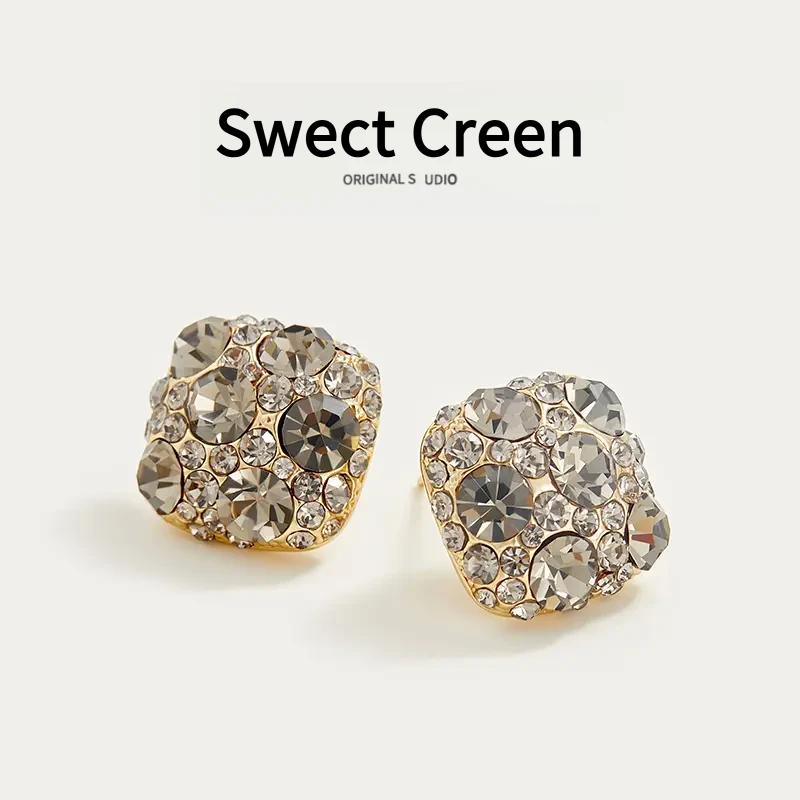 锌合金合成锆石耳饰 时尚典雅圆形浅茶色镶满锆石超亮银针女耳钉