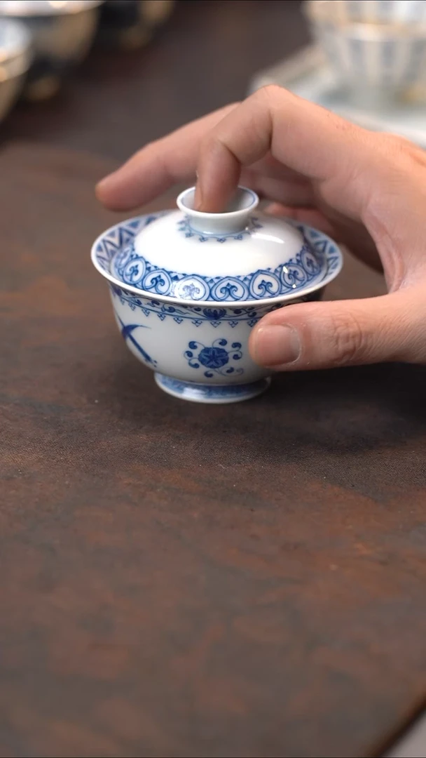 手绘仿明杂宝盖碗