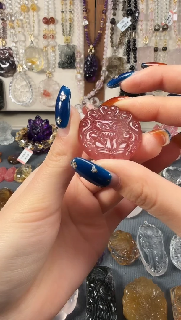 颈饰未镶嵌石英质玉草莓晶手牌