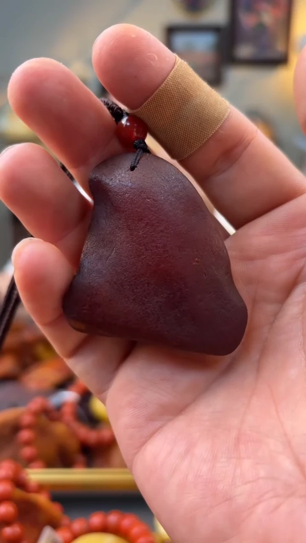 未镶嵌颈饰琥珀吊坠