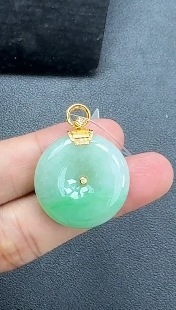 颈饰18K金镶嵌翡翠平安扣