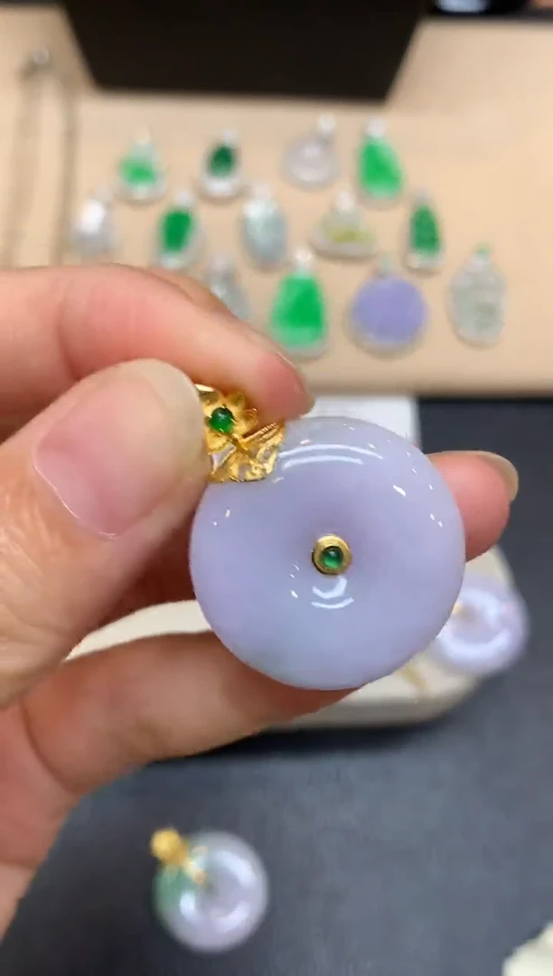 颈饰18K金镶嵌翡翠平安扣【无服务费