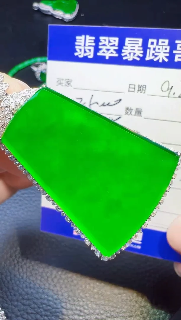 颈饰18K金镶嵌翡翠洋*?翡翠