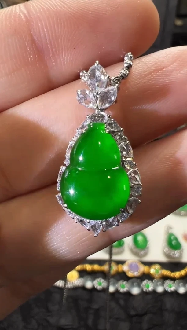 吊坠(不含链)18K金镶嵌翡翠帝王绿葫芦吊坠