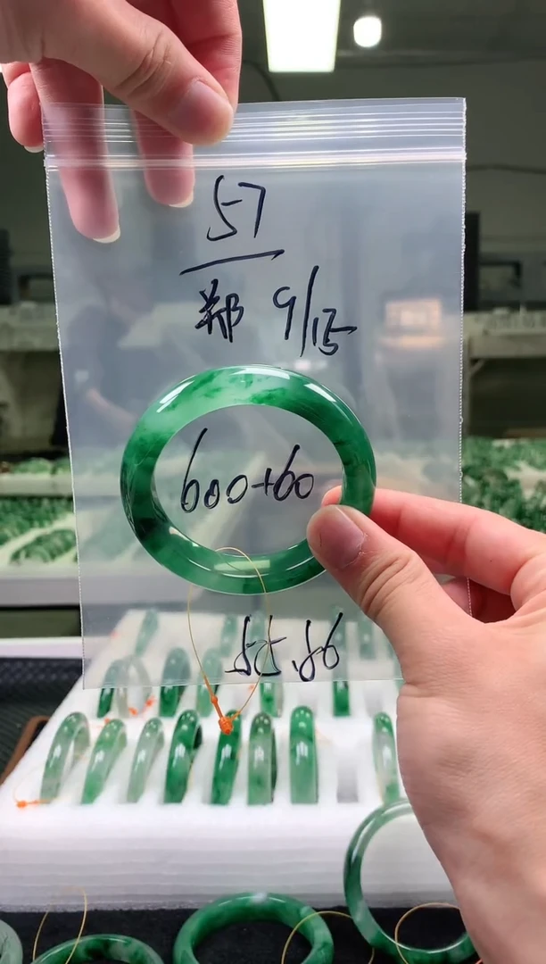 未镶嵌非洲翠手镯石英质玉郑*玲非洲翠手镯55-56圈口57号