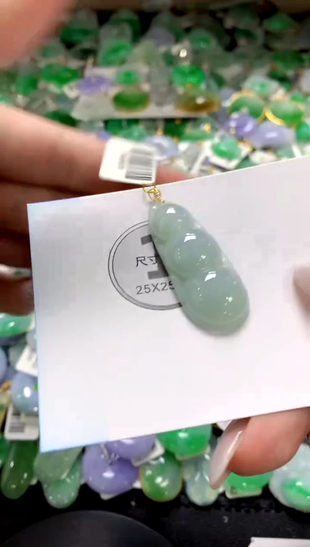 翡翠18K金镶嵌颈饰1111111111111111