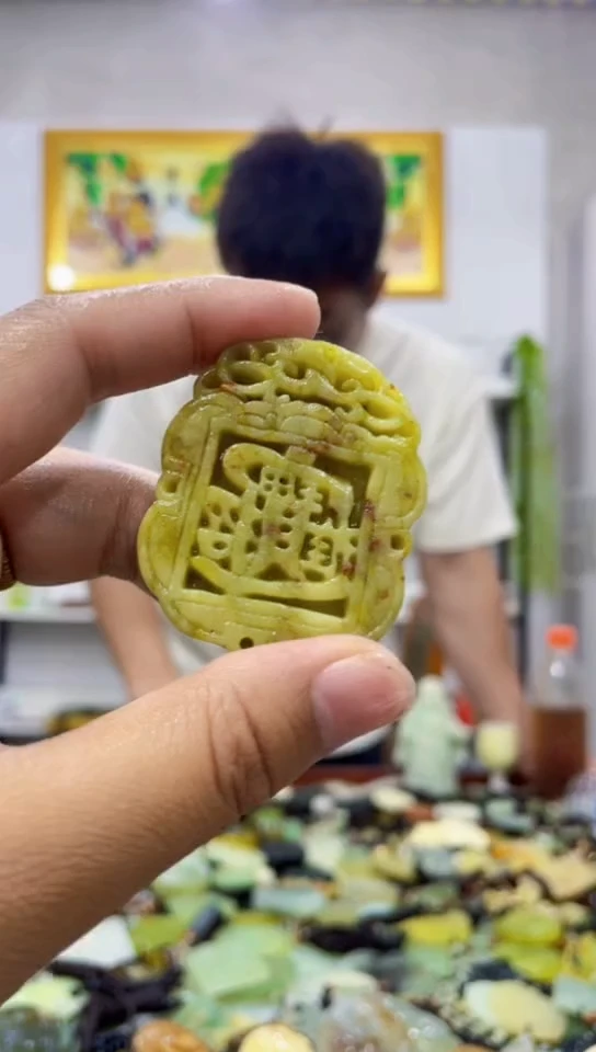 岫玉未镶嵌吊坠