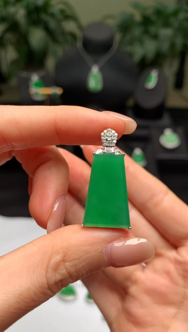 颈饰18K金镶嵌翡翠无事牌