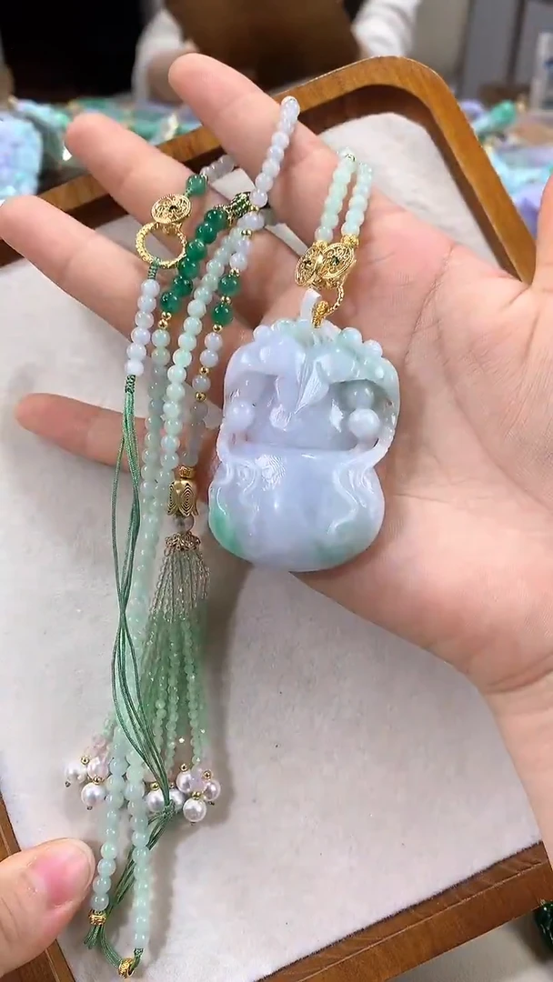 颈饰未镶嵌翡翠吊坠