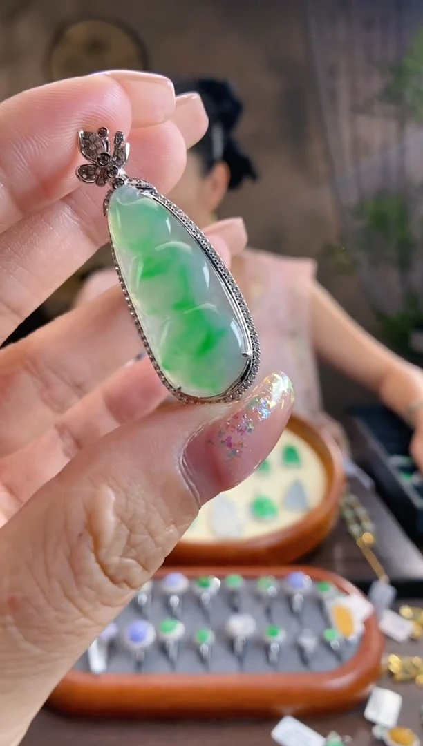 翡翠18K金镶嵌吊坠(不含链)豆子