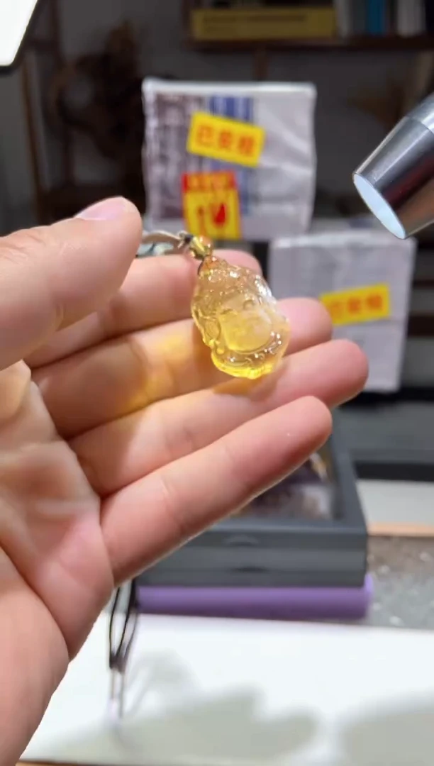 琥珀颈饰未镶嵌黄财神