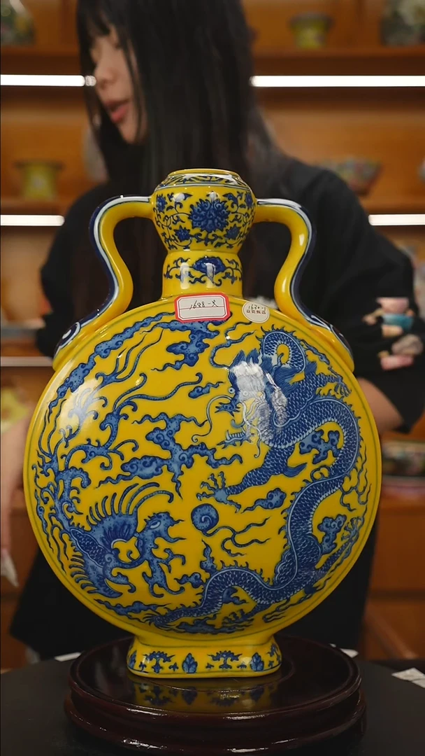 其他澳***瓷黄地青花龙凤纹抱月瓶一对