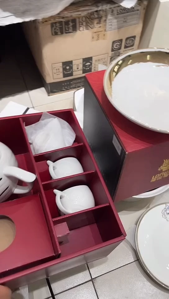 瓷1壶6杯碟1糖缸1奶杯老礼品盒