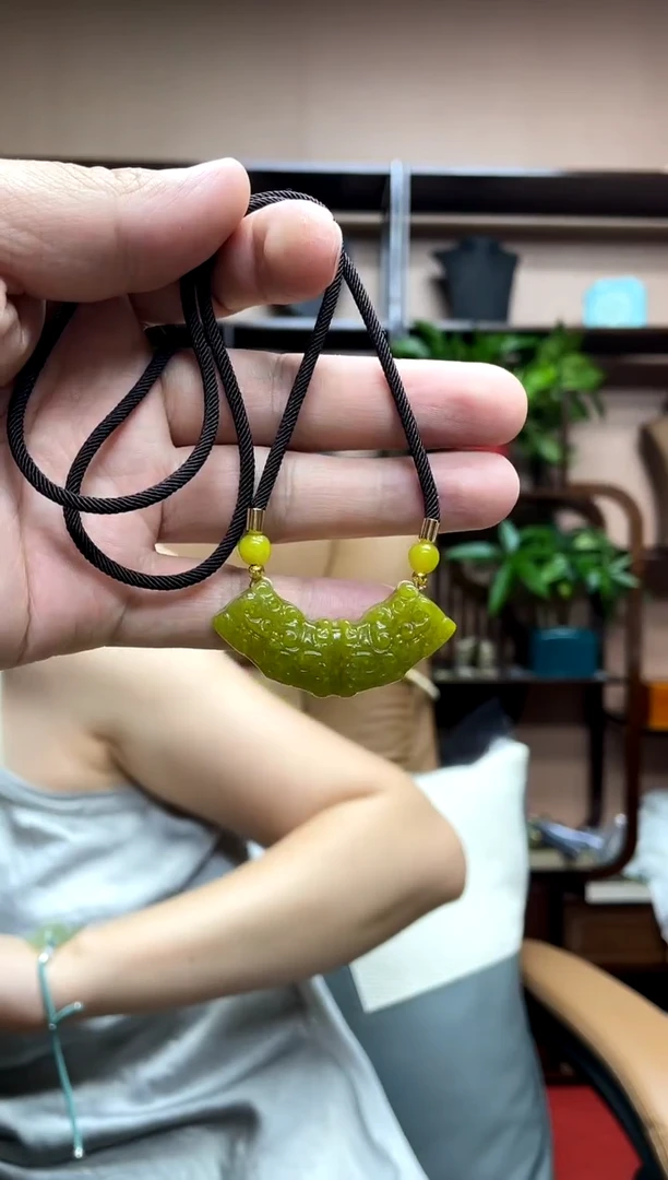 岫玉未镶嵌颈饰多样性发货发其中之一