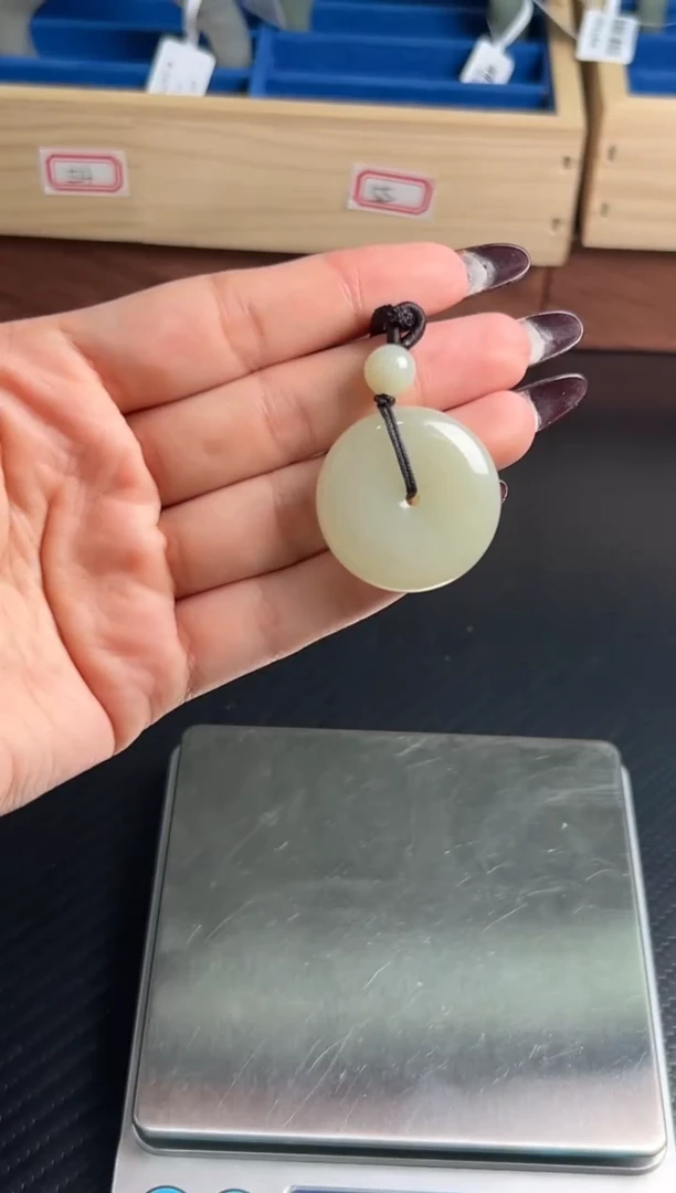 吊坠(赠链)未镶嵌和田玉迪克兰微色差