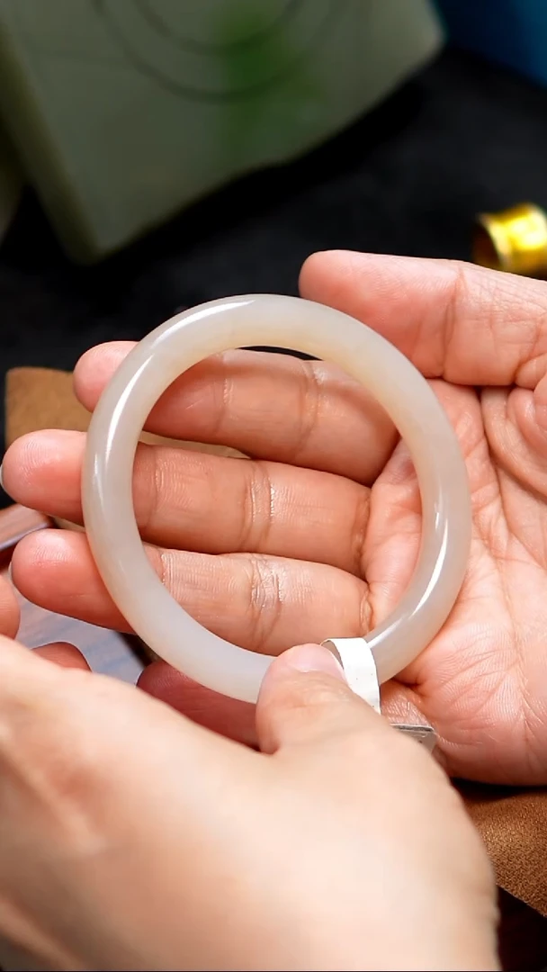 和田玉手镯未镶嵌55圈口冰藕粉浓粉