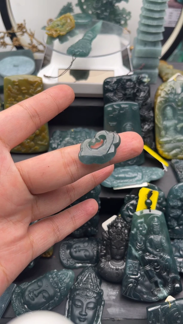 颈饰未镶嵌翡翠祥云