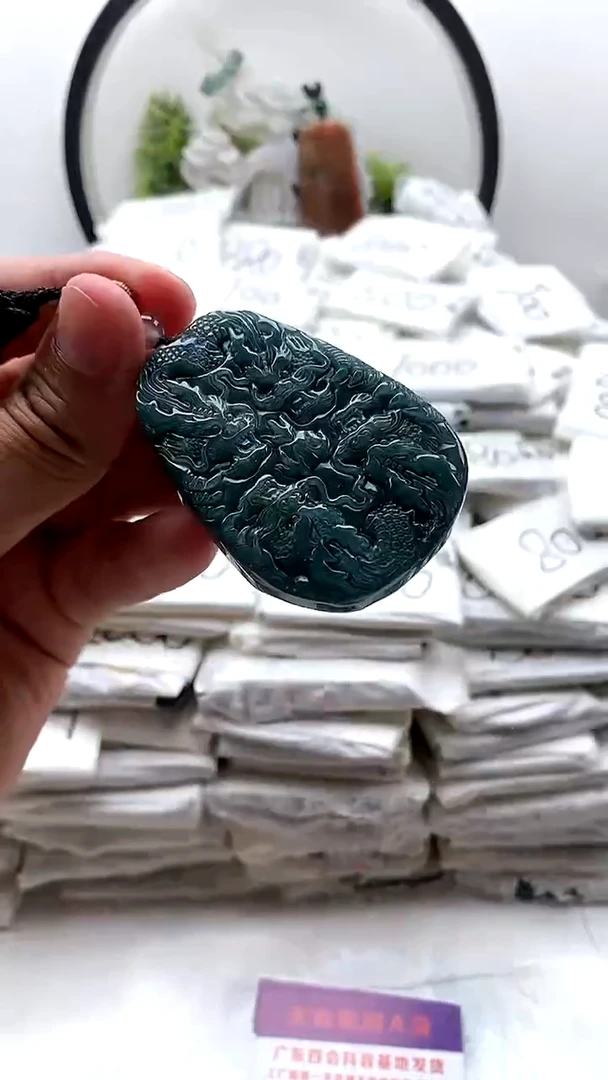 翡翠未镶嵌颈饰九龙