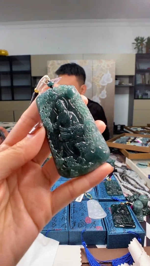 颈饰未镶嵌翡翠  多样性发其一