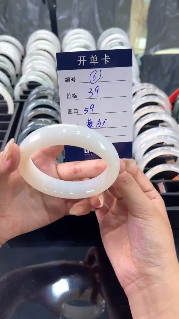 未镶嵌手镯石英质玉手镯