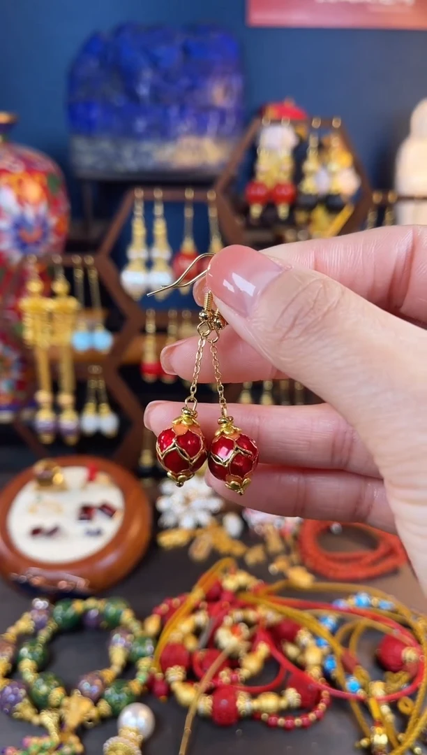 【闪购商品】玫红色莲花珐琅耳钩