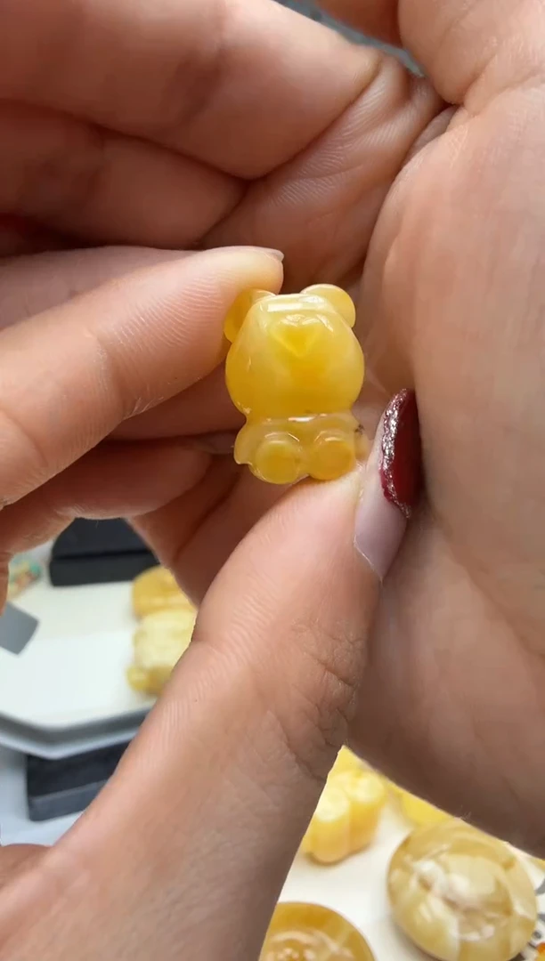 未镶嵌琥珀裸石默认通孔    小熊