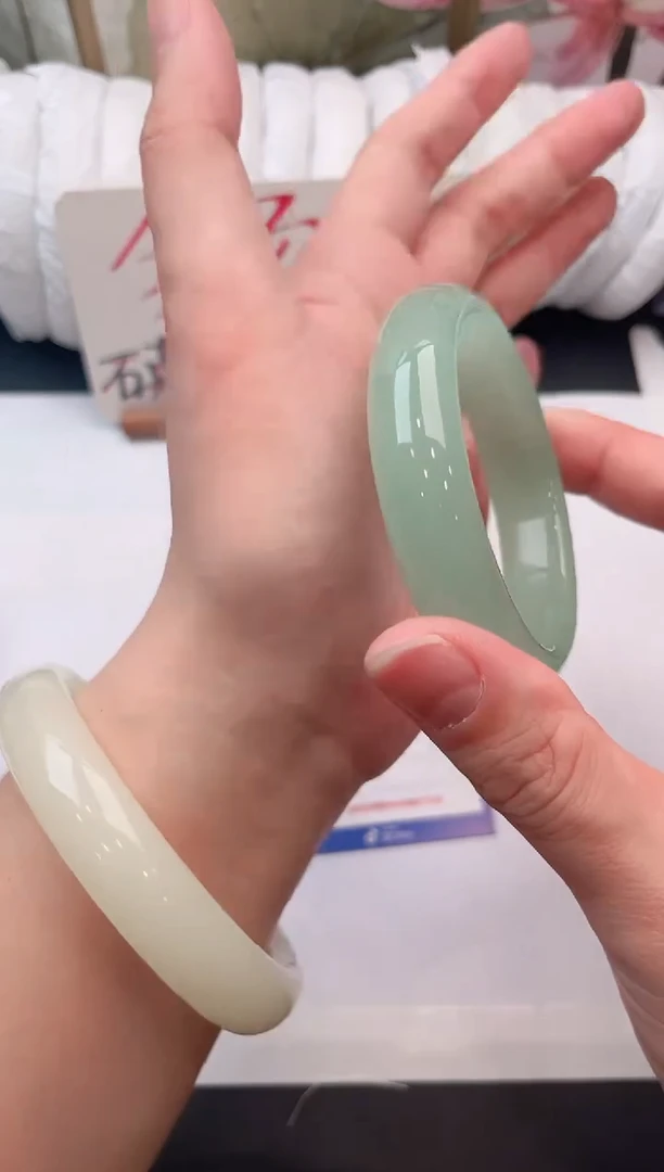 未镶嵌手镯石英质玉C74