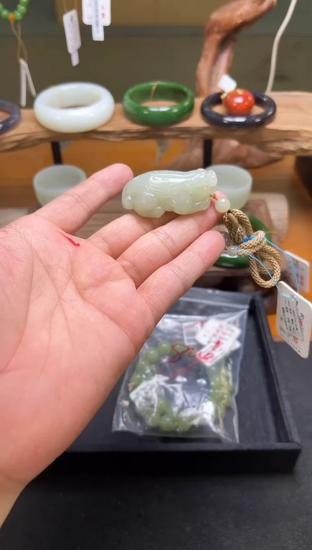 未镶嵌和田玉把件且末青白 貔貅