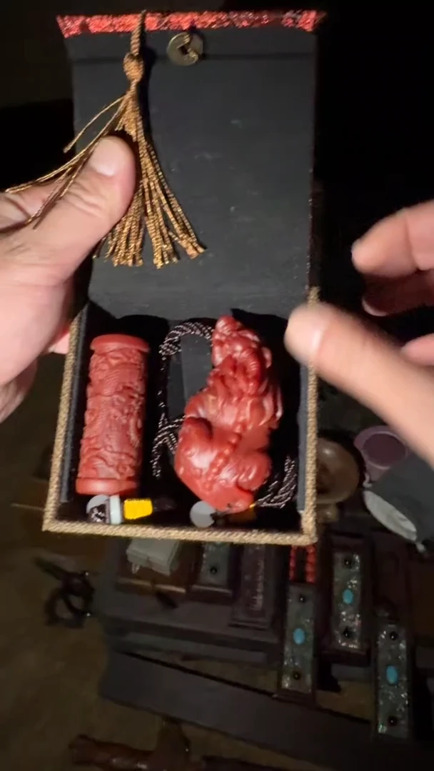 香榧木红貔貅手把件
