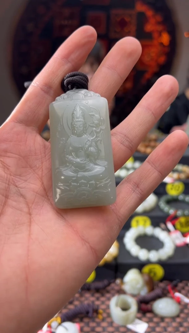吊坠(赠链)未镶嵌和田玉且末料青白玉吊坠