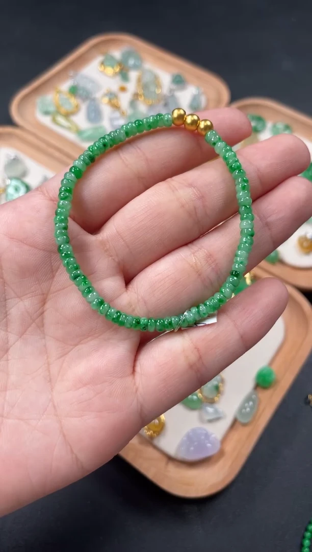 翡翠足金镶嵌套链一条   P319