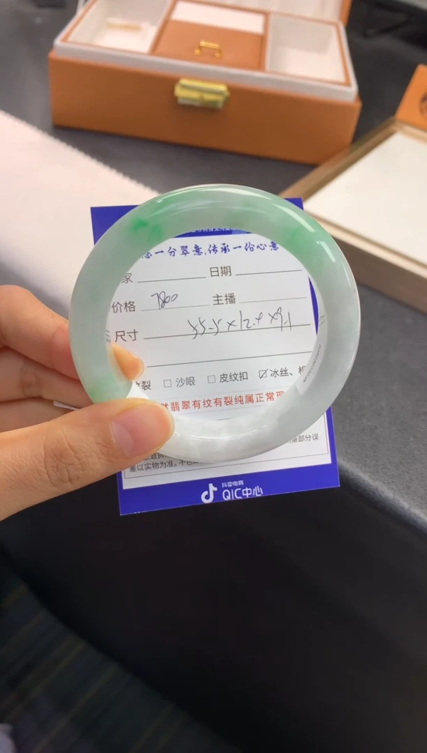 未镶嵌手镯翡翠退货需手镯吊牌标签完好