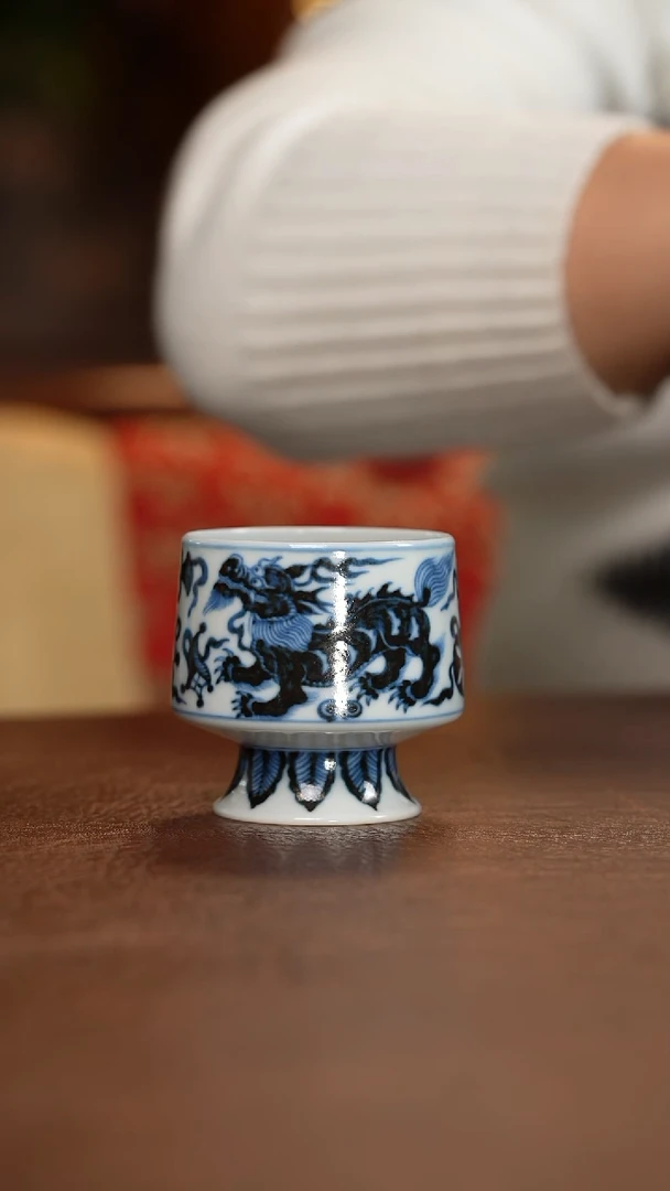 元青花甪端纹高脚杯