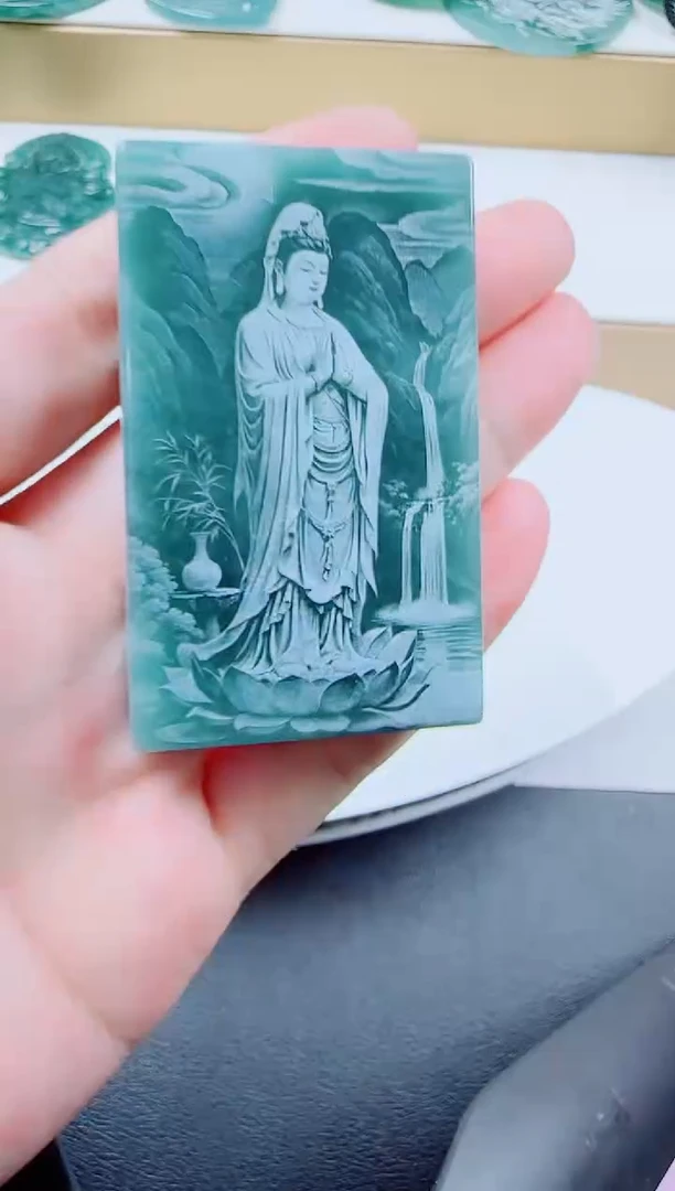 翡翠未镶嵌颈饰方观音