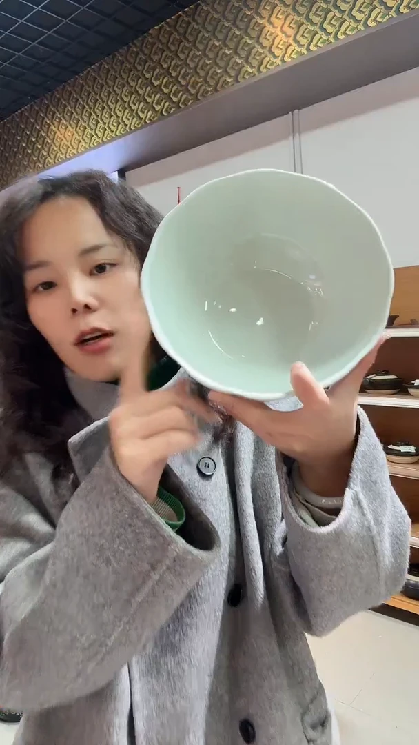 一个装的瓷器的东西一个装的瓷器的东西8英寸