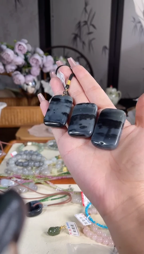 和田玉未镶嵌吊坠(赠链)多样性发货其一默认天然特征