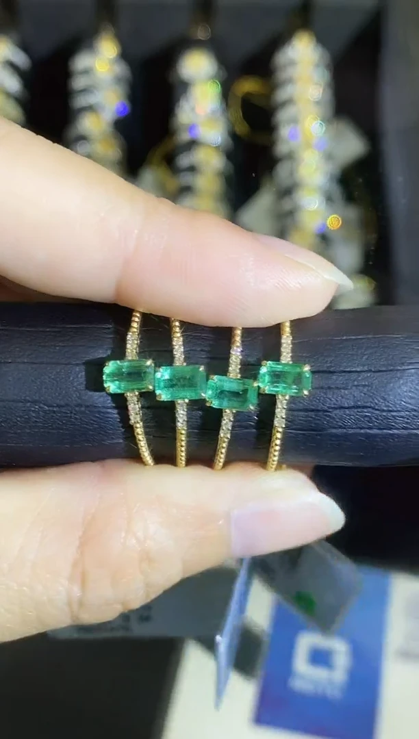 18K金镶嵌项链祖母绿多样性发一