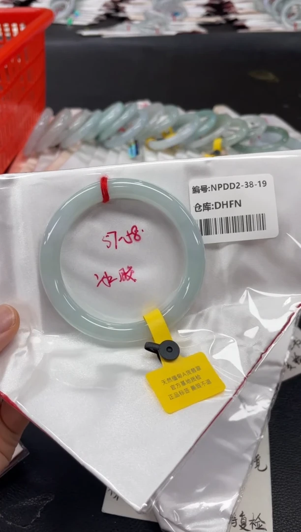 翡翠手镯未镶嵌翡翠手镯