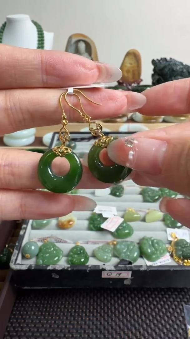 颈饰18K金镶嵌和田玉耳饰一对