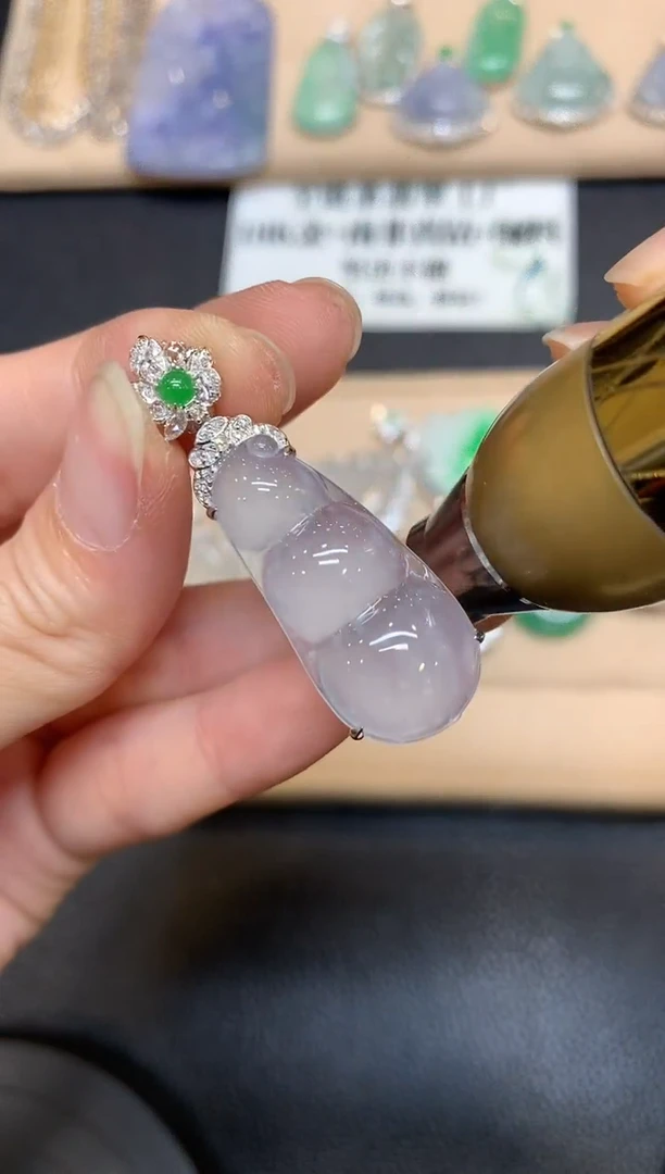 【闪购商品】翡翠颈饰18K金镶嵌福豆【无服务费