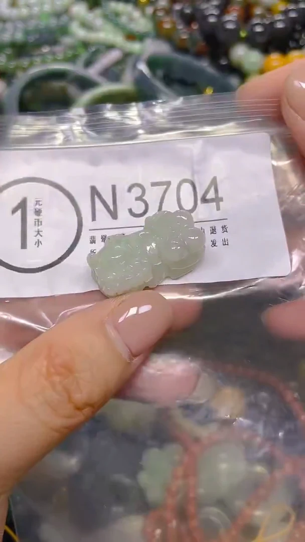颈饰未镶嵌翡翠/ N /翡翠A货，一件也是批发价