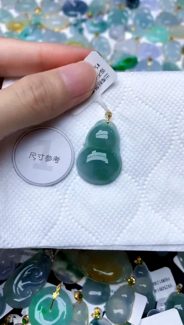 颈饰18K金镶嵌翡翠天然A货翡翠