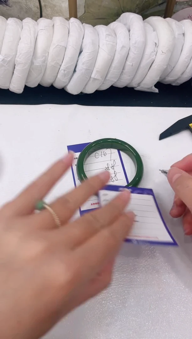 未镶嵌手镯石英质玉C147