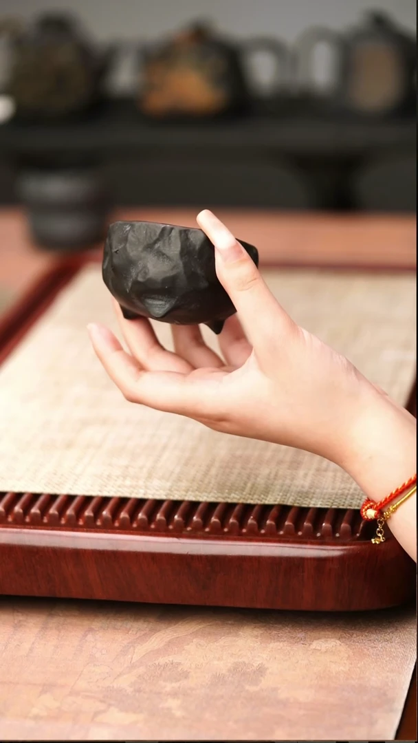 归玉堂冰碛岩重工雕刻手凿三足杯