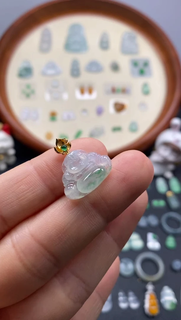 颈饰18K金镶嵌翡翠冰飘緑佛公/芬